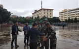 經(jīng)濟管理系慰問軍訓(xùn)教官和學(xué)生