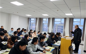 校長(zhǎng)李海軍深入聯(lián)系班級(jí)、宿舍、課堂與學(xué)生談?chuàng)?dāng)、話成長(zhǎng)